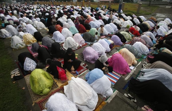 muslims-all-over-the-world-pray-in-thanksgiving