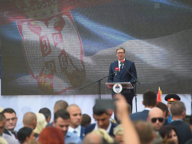 Vučić: Historijski trenutak zahtijeva da se srpski naroda ujedini pod srpskom trobojkom